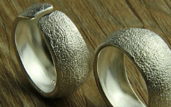 直播间“白菜价”银饰实测银含量不足1% 谁在浑水摸鱼？