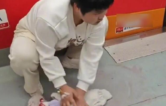 地铁吐血女孩在上海求诊 称其账户因频繁收到转账被封