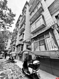 老两口几个月没出门了 求助华商报“能不能加装电梯”
