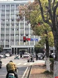 武汉一高校内现999秒超长红绿灯