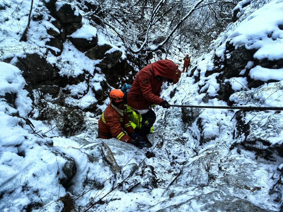 雪天奋战42小时救出15名登山者 北京门头沟追偿救援费用1万元