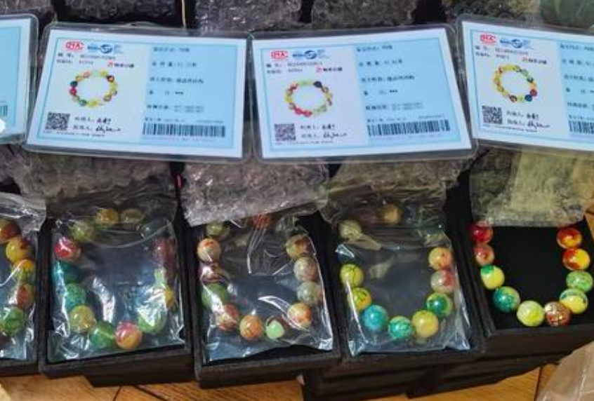 直播间“返利赠金器” 女子投16万买863串手串货不对板