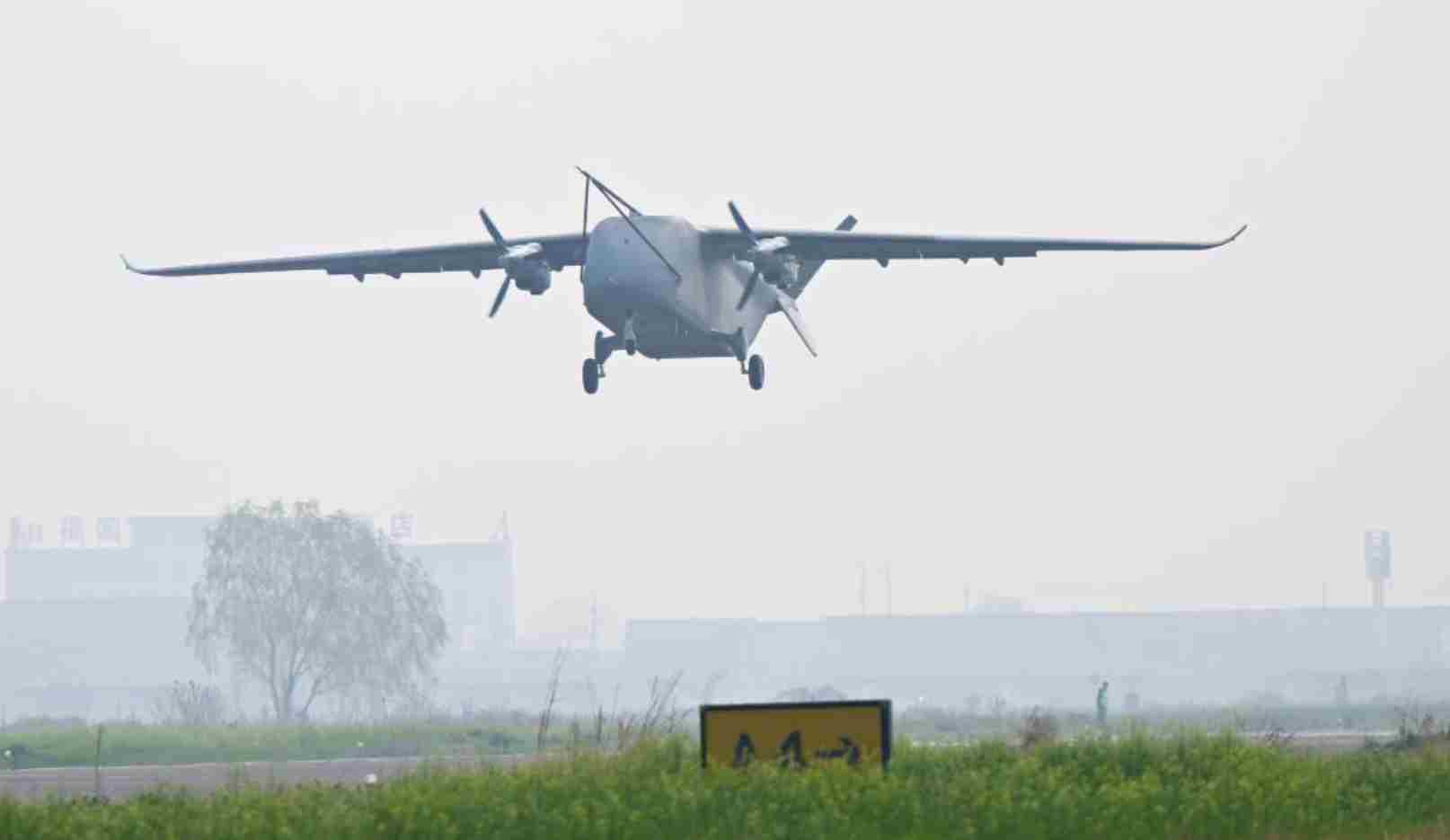 我国首款7吨级运投无人机长鹰-8首飞成功