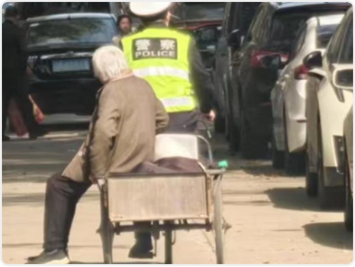 90多岁老奶奶独自蹬三轮20余里祭奠亡夫：这是我最后一次来看他