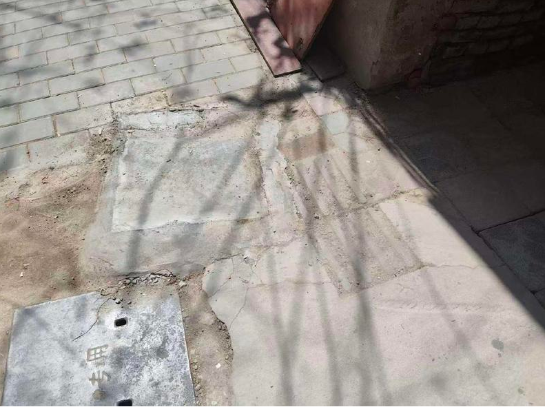 108坊故事|东大院社区网格员巡查时发现井盖破损 第一时间设置安全警示并联系维修