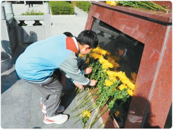 深情祭英烈 西安市关工委举办全市青少年清明祭英烈活动