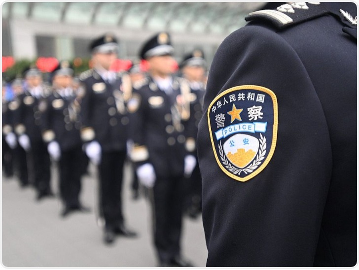 女子被困车下 警民合力抬车救人