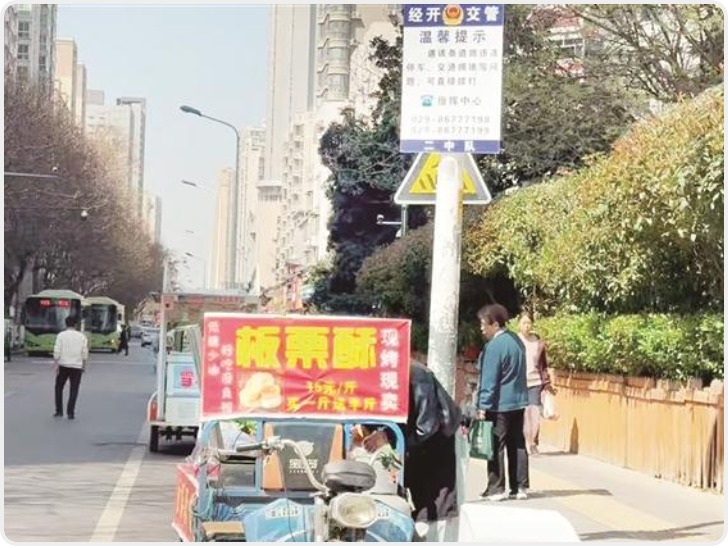 凤城一路占道经营成顽疾 “警城联动”加强治理