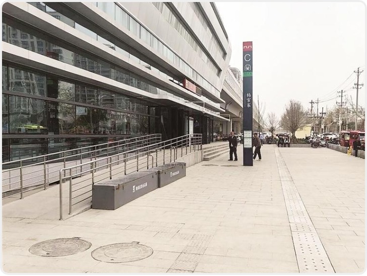 西安地铁10号线杨官寨站附近路面塌陷已修复完毕 通行顺畅