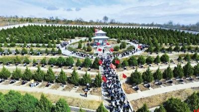 组织千余名师生徒步18公里祭英烈