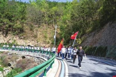 安康市高新中学持续11年行走的思政课