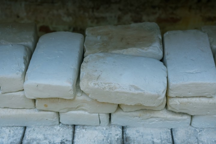 两高典型案例：用高岭土冒充农药致农户金银花减产 多人获刑