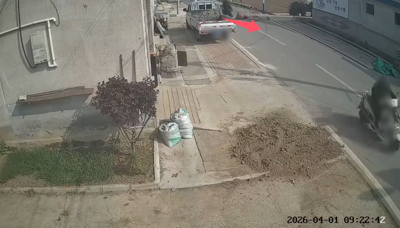 老人被两轮车撞倒10秒后又遭三轮车碾压：后车司机已到案