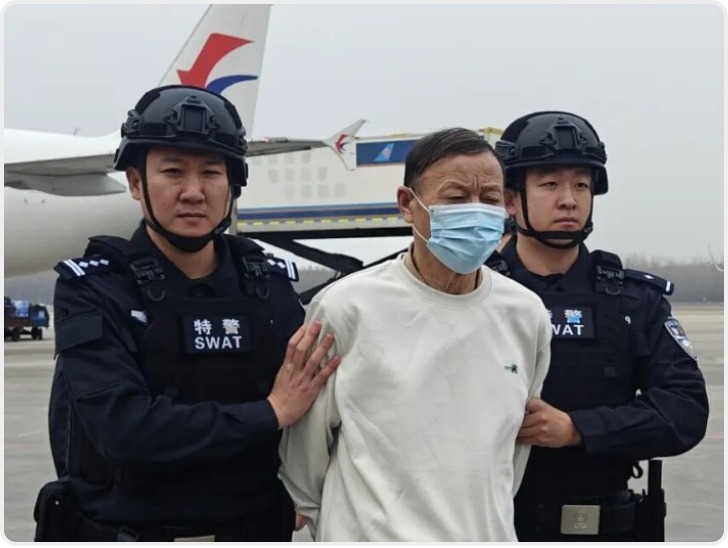向银行骗贷1.04亿元 潜逃近十年犯罪嫌疑人被押解回国