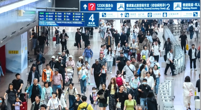 清明假期第一天 全社会跨区域人员流动量预计约2.96亿人次