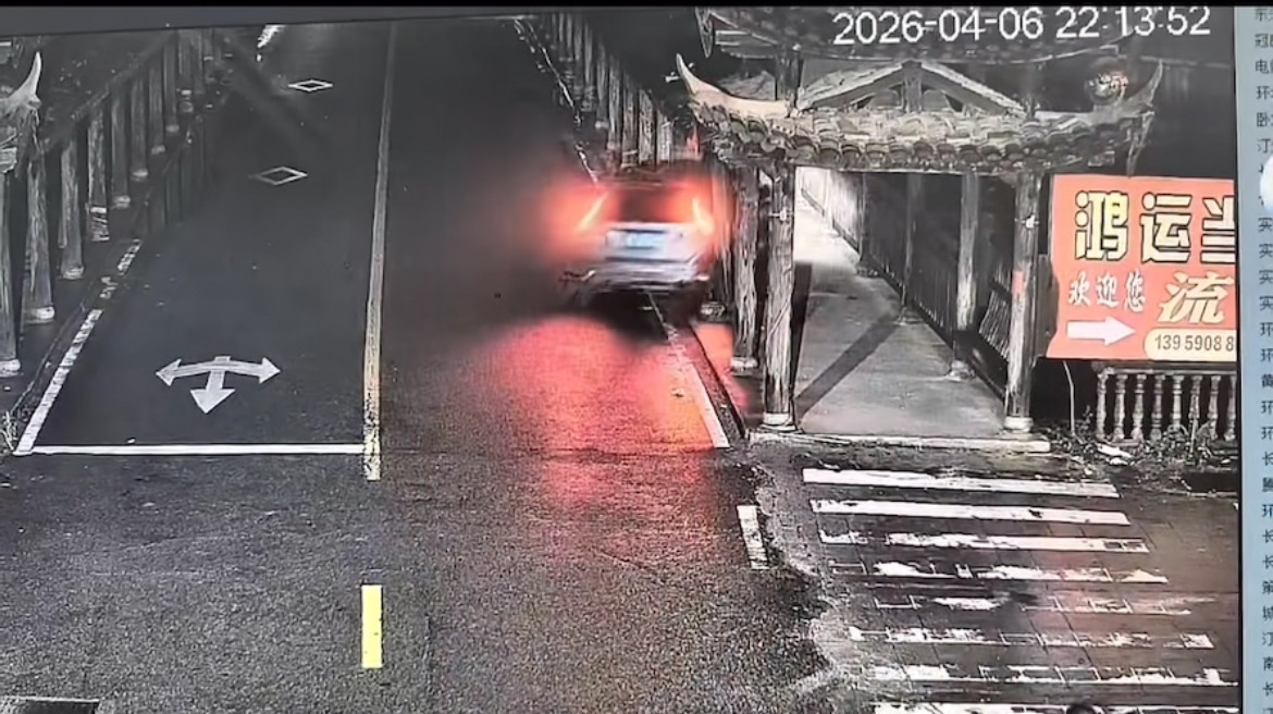 小车坠入桥下河道致3小孩2大人死亡 事发监控曝光