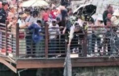 西安兴庆宫公园两人落水 衣服当“救援绳” 游客合力救援