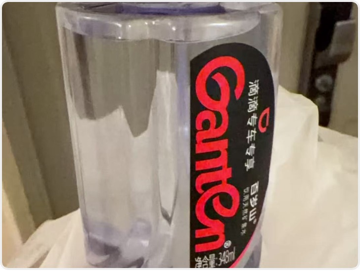 男子称打开专车专享饮用水喝到“消毒液” 滴滴回应