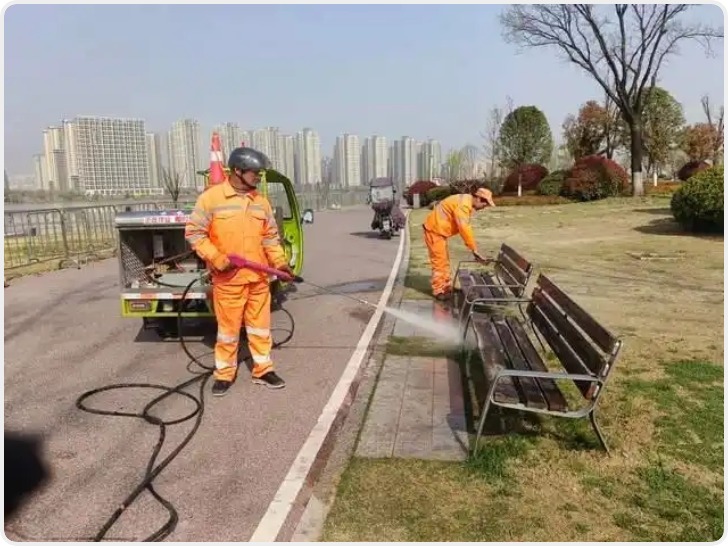 清明假期 西安城管成功劝离沿街焚烧祭祀行为990起