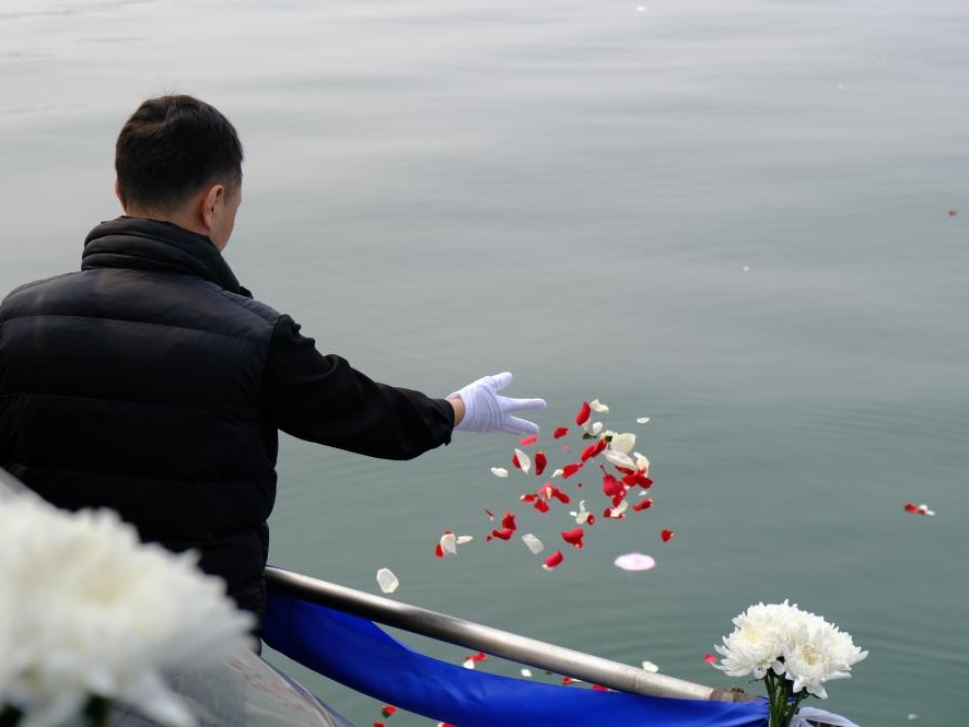 慎终追远 思念在花海与“云端”流淌