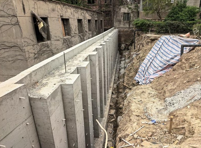 地下水管破裂导致地基塌陷隔墙倒塌  事发已4个月 塌陷大坑仍未填好