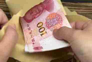 一名学生将装着钱的信封遗落在131路上 工作人员寻失主