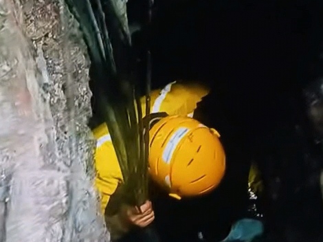 四川泸州一男孩掉进4米下水道 外卖小哥果断出手营救