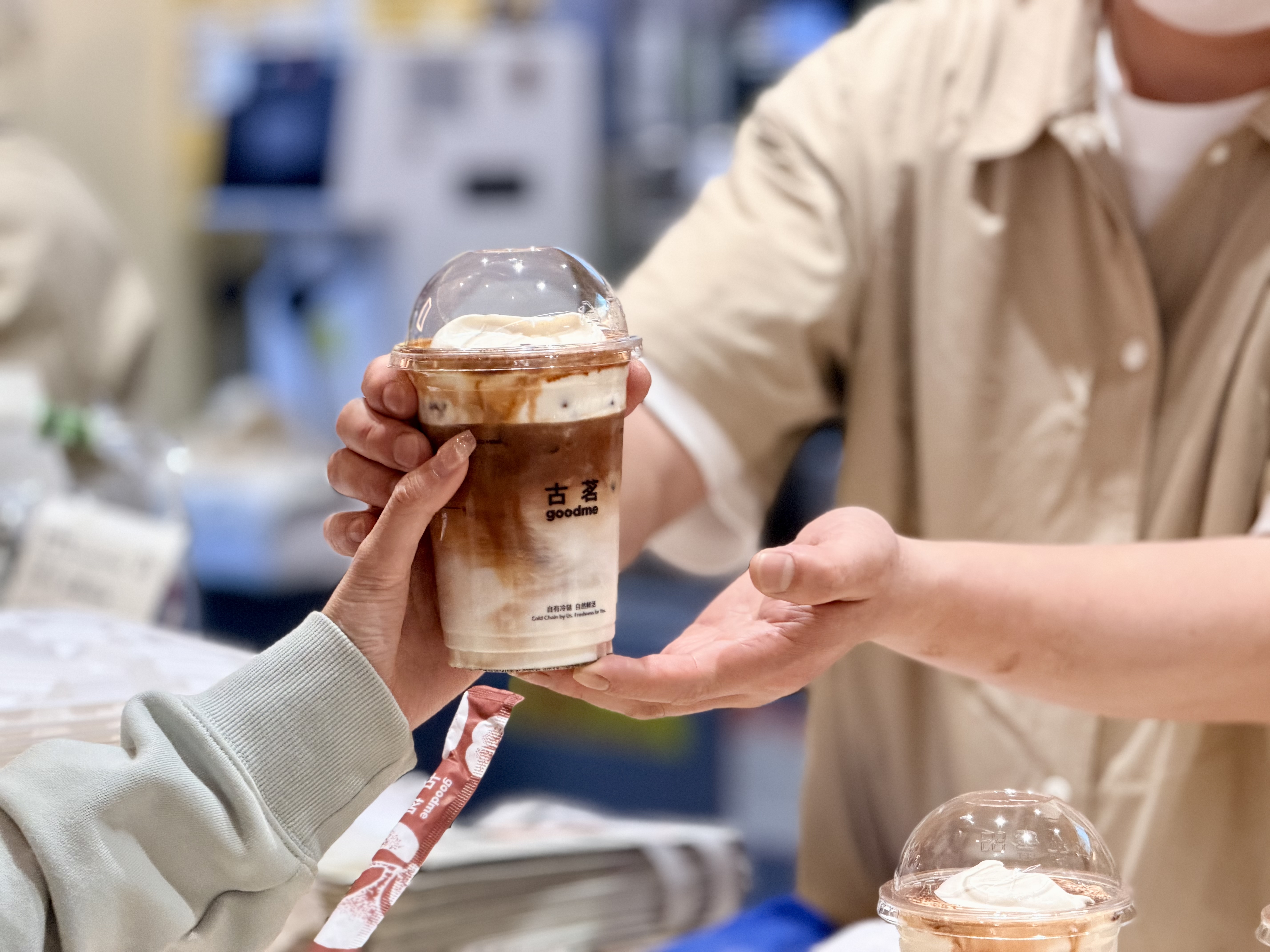 古茗咖啡新品引热议 打发上千次的新款奶盖成亮点