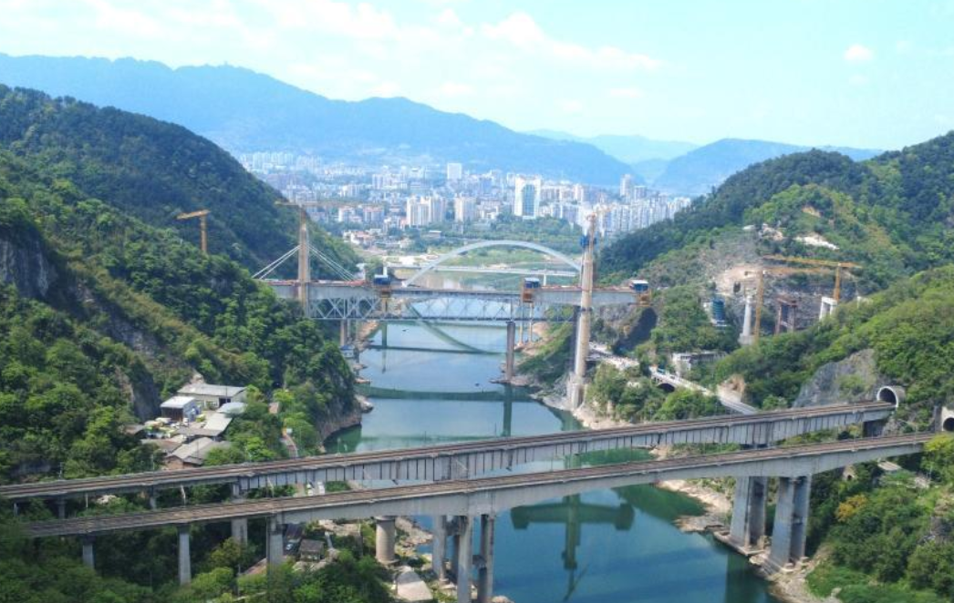 中国“桥都”重庆现“八桥叠翠”景观