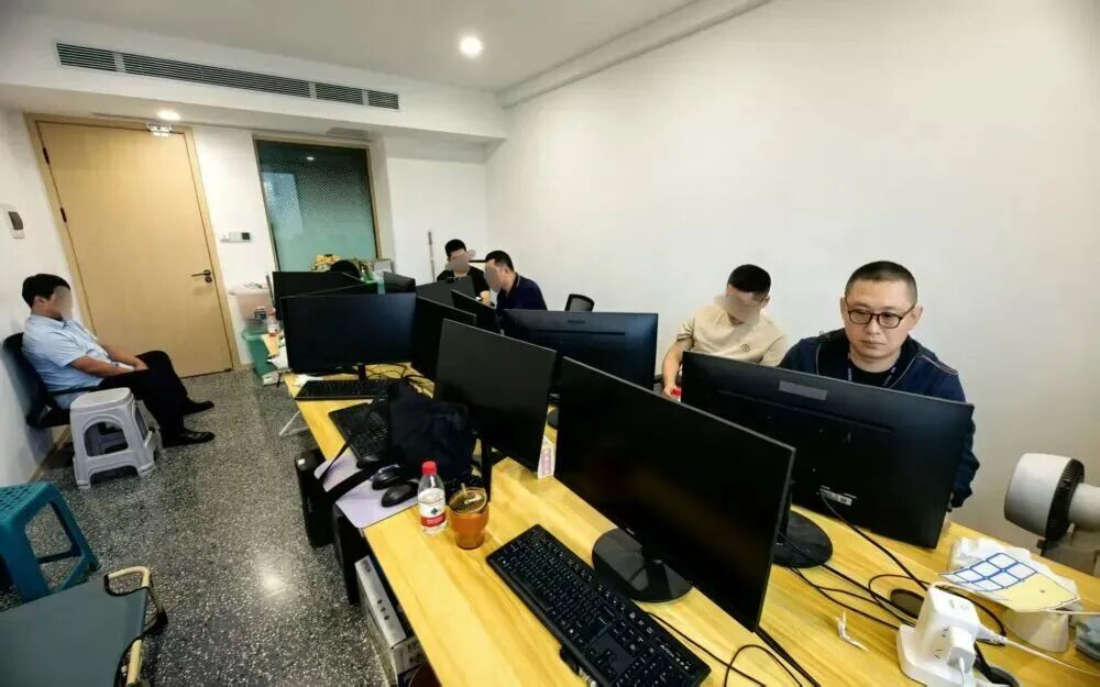 “黑稿”AI批量生成 小米、理想、鸿蒙智行遭水军抹黑 案情细节揭露：文章阅读量越高流量费越高