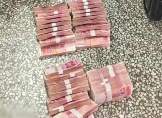 感觉包裹不对劲快递小哥立马报警 70万现金被拦截