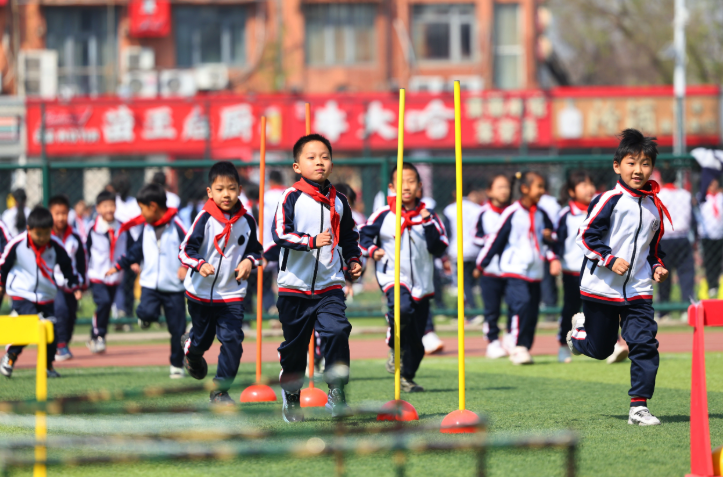 大课间“动”起来