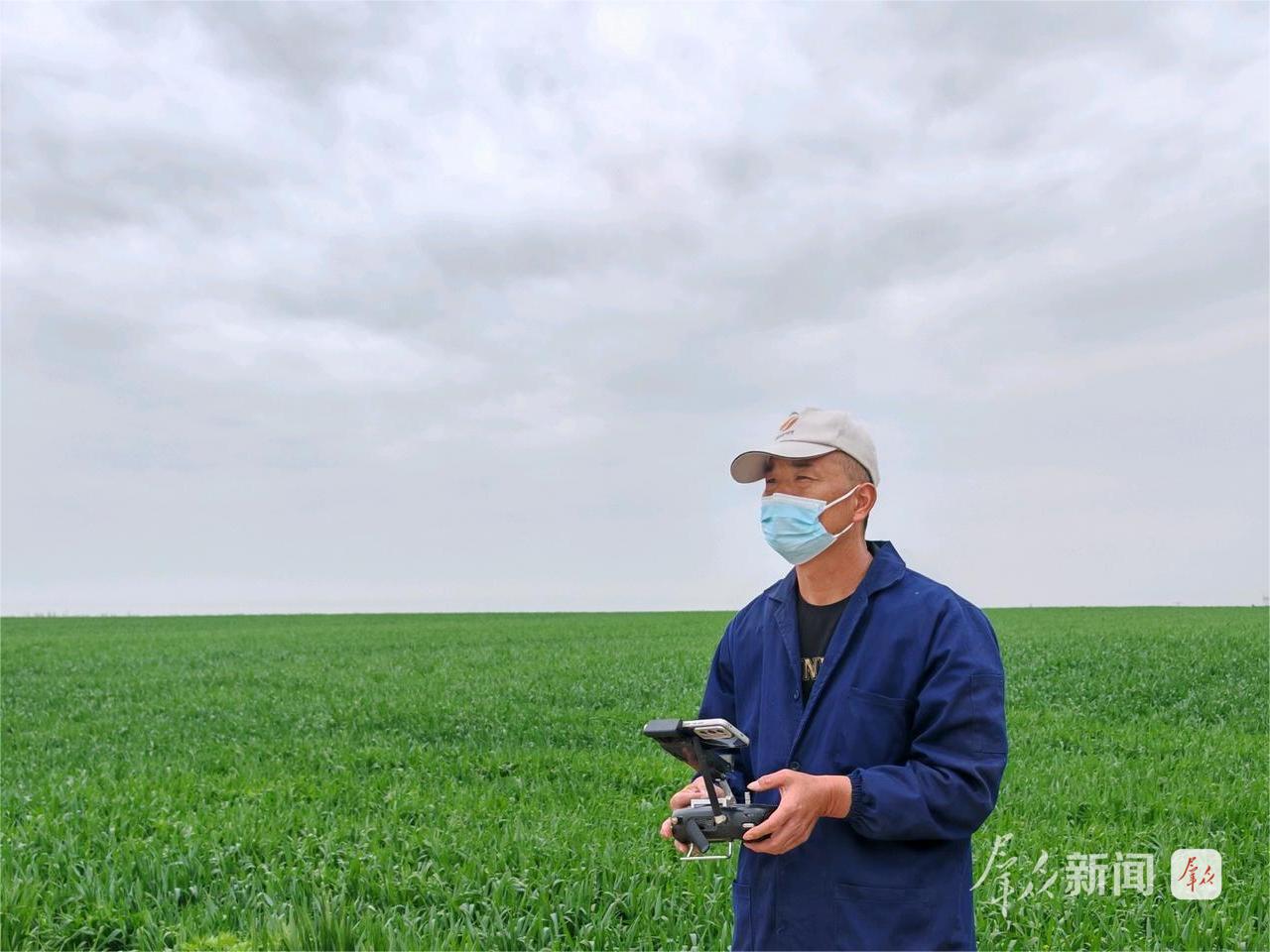 4月11日,在西安市长安区王曲街道中江兆村麦田,长丰农机专业合作社飞手正在全神贯注操作无人机。群众新闻记者 王海涛摄
