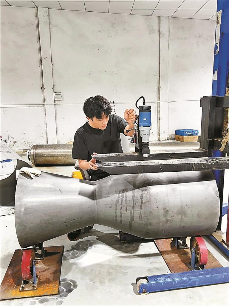 深圳95后小伙“手搓”火箭升空3.7公里