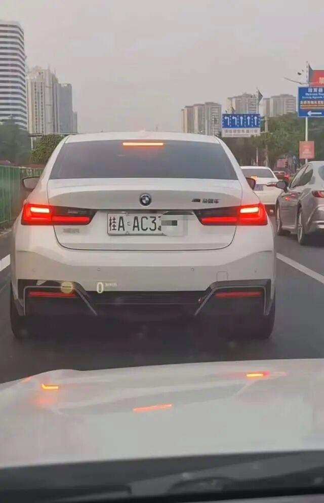 多地新能源车牌绿色变白色？交管部门回应