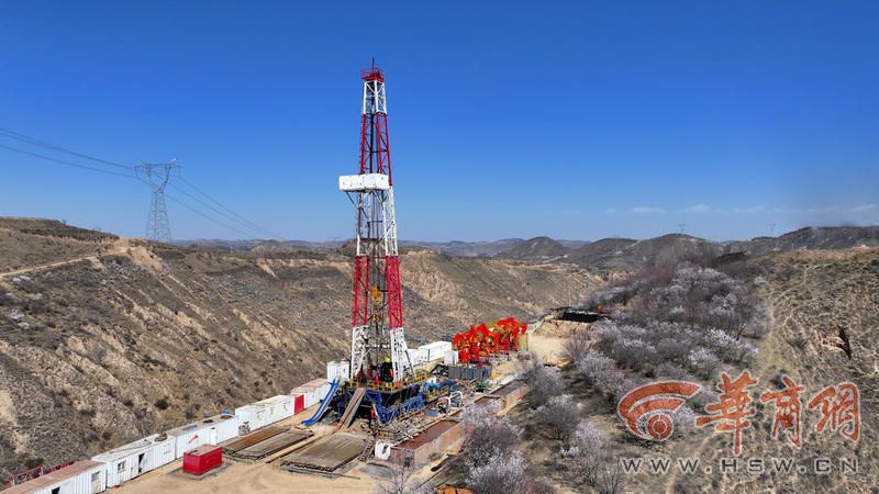 延长石油吴起采油厂钻井现场。（王伟 摄）.jpg
