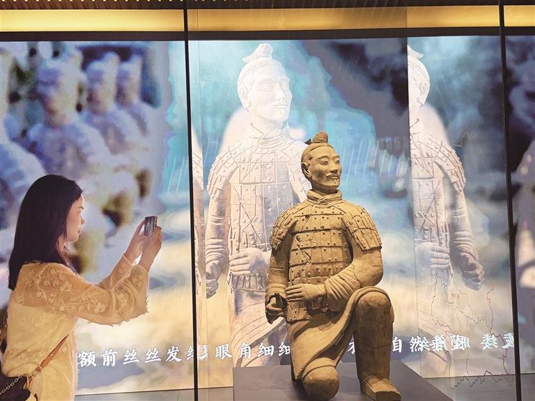 诠释“王朝的色彩” 跪射俑同城 “出差”西部机场博物馆 