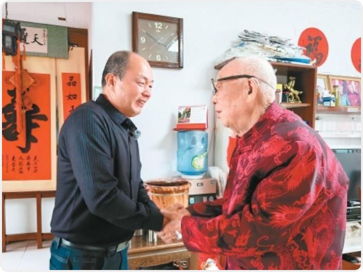 跨越千里寻恩人：二十余年后重逢 他们双手紧紧握在一起