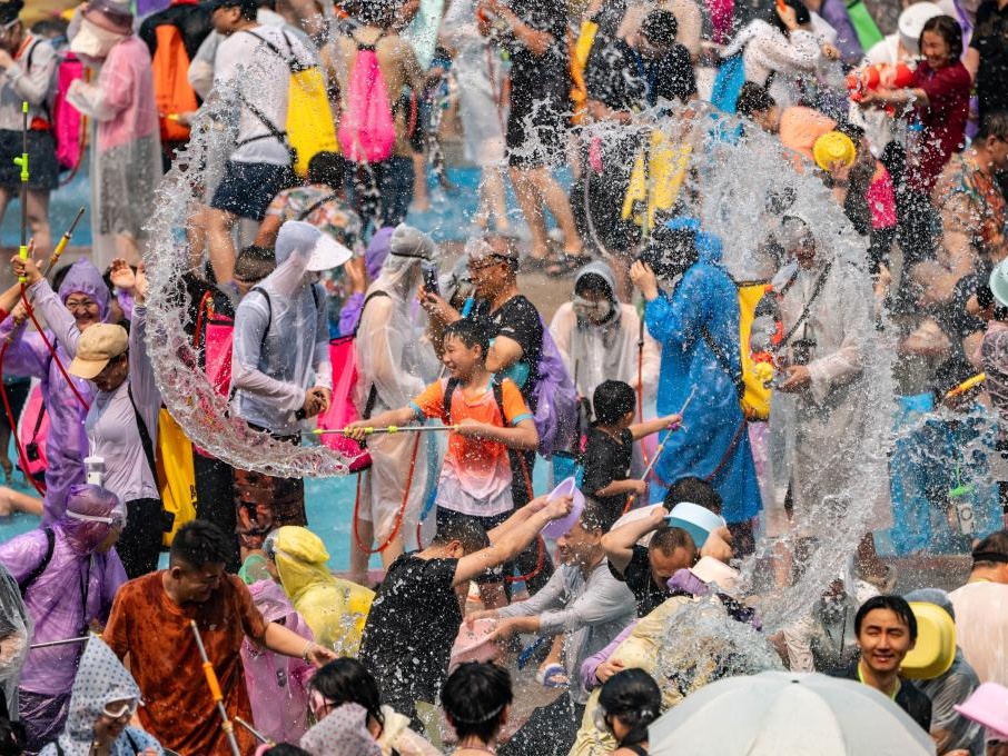 西双版纳欢度泼水节