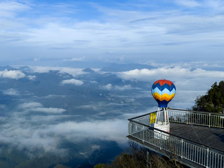 陕西汉中：春日龙头山 云雾伴青山