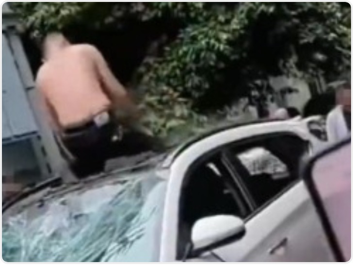 四川阆中警方通报“摩托车司机打砸小轿车”：涉事男子已被刑拘