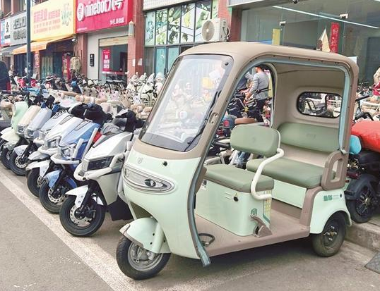 公共车位遭私占 执法人员现场清理