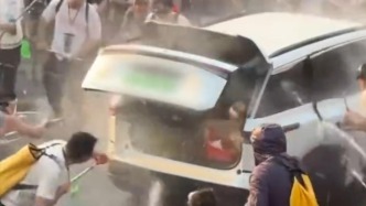 西双版纳泼水节一汽车被强拉开车门喷水 警方回应正核实