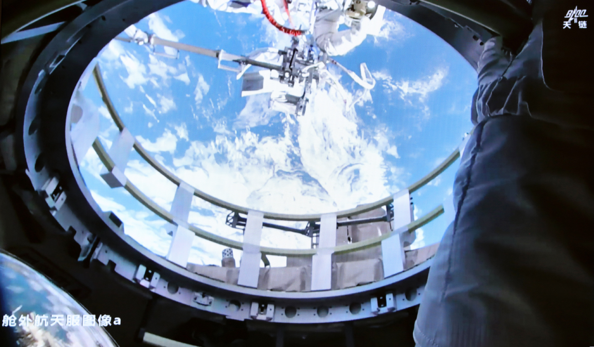 神舟二十一号航天员乘组圆满完成第三次出舱活动 中国航天员个人出舱活动次数纪录刷新