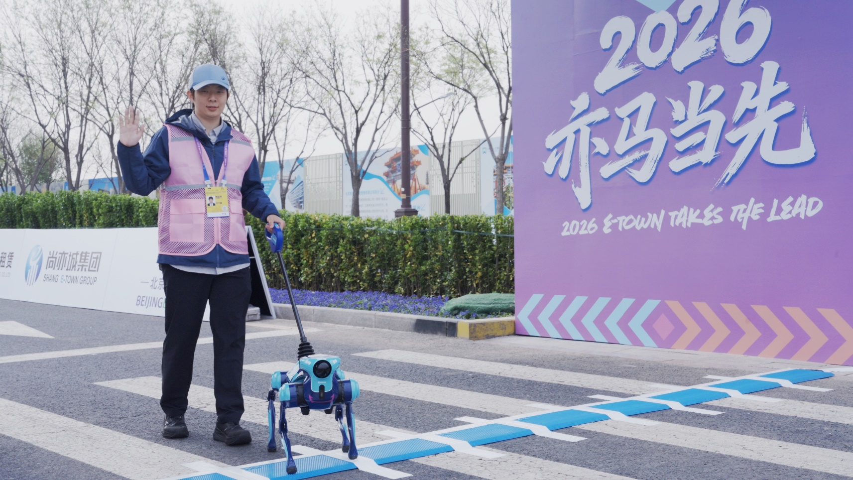 高德公开首款开放环境全自主具身机器人，前沿科技服务民生日常