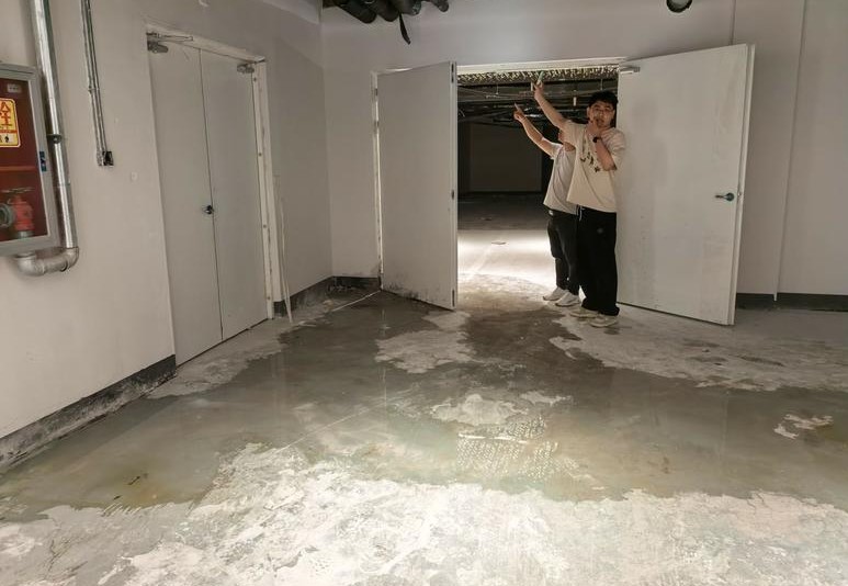 地下车库多处漏水、封窗迟迟不到位、小区大门和会所成售楼部……西安高新三期这个小区新房交付问题不少，业主希望住建部门尽快组织专项核查
