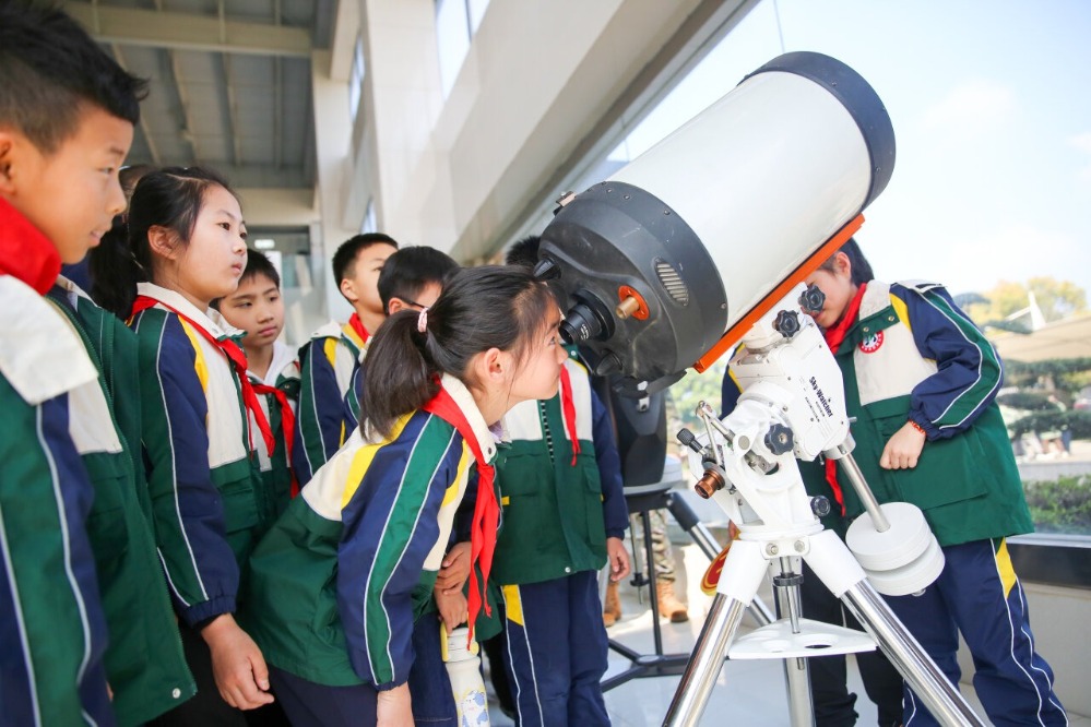 研学探秘天文望远镜 点亮学子科技探索梦