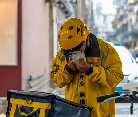 骑手每日交3元保费 出租屋内猝死后遭拒赔
