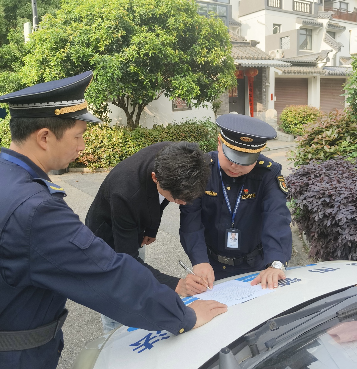 业主在小区内私自移栽了一棵树被罚3万元