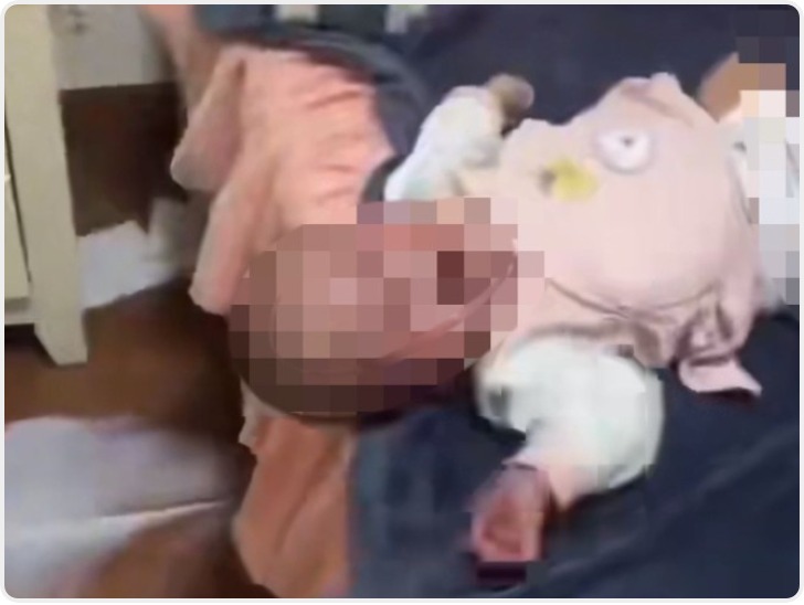 南昌一婴儿脸上被泼牛奶还遭连续扇打 警方：已采取强制措施